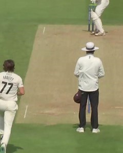 Sean Abbott used the Lord's slope to his advantage to remove Sam Robson 🎬 🤎 | #SurreyCricket | Surrey Cricket