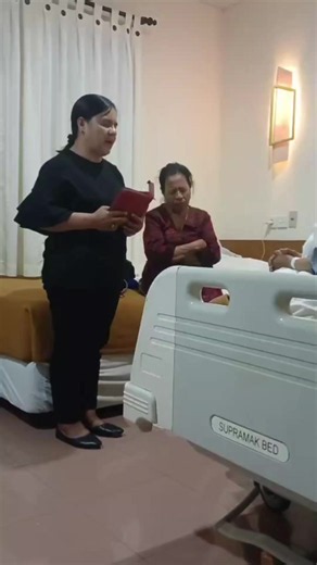 Rencana Tuhan Tak Pernah Gagal ❤️ Jujur, perjalanan ini tidak mudah. Hari ini saya masuk kemo ke-4 dan harus menginap semalam karena elektrolit saya turun. Ada rasa lelah, ada rasa takut, ada air mata yang kadang jatuh diam-diam. Di saat saya sedang berjuang melawan kanker, suami dan anak saya juga harus terbang subuh. Sebagai seorang ibu, hati ini tentu ingin selalu bersama mereka. Tapi pagi ini, Alex berkata: