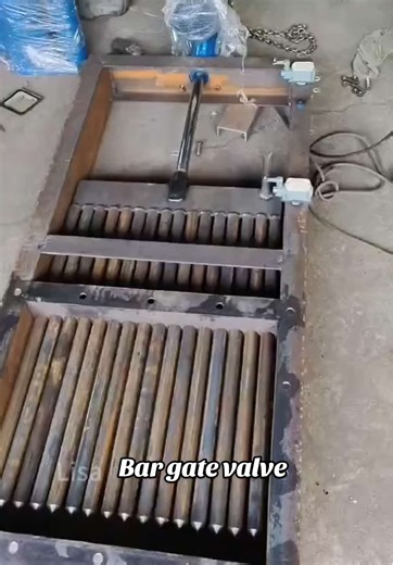 Bar gate valves, also known as bar valves or rod gate valves, are heavy-duty shut-off valves commonly used in bulk material systems. They are widely used in industries such as cement, mining, metallurgy, and grain processing, and are particularly suitable for conditions involving large particles, high abrasion, and high dust. ⸻ I. Working Principle of Bar Gate Valves Bar gate valves consist of multiple high-strength steel bars arranged side-by-side to form a valve plate, with a certain gap betwe