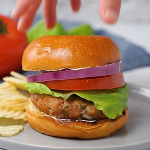 RECIPE: https://feelgoodfoodie.net/recipe/ground-chicken-burgers/ These delicious Ground Chicken Burgers are loaded with flavor and are quick and easy to make. Perfect for a weeknight meal and a great alternative to beef. | Feel Good Foodie