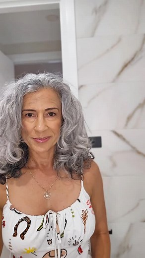 The superstar @curly_silver_cindy showing how she styles her amazing silver curls! After years of colouring and straightening Cindy made the leap now fully embracing her natural curls! The steps: 1. Start with wet hair 2. Detangle and section 3. Apply curl cream and rake it through 4. Add styling gel for more definition 5. Brush each section away with tension and scrunch 6. Scrunch and pulse at the roots 7. Then air-dry use a plopping towel or diffuser 🥰 | DefineCurls