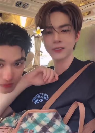 *net sniffing and kissing juju's arm*juju: are you a dog?net: well do you like dogs? 🧐WALK HIM LIKE A DOG SIS BUT NET IS A VOLUNTEER 🤣#NetJJ #netsiraphop #jj_rcp https://t.co/AVkwqWxNuq