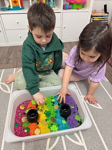 🌈☘️🎩 Leprechaun sensory bin! How cute is this one? We love how it turned out, and the kiddos loved it! Remember to click the✨FOLLOW✨ button to continue learning more! 🧚‍♂️To recreate this activity, use white dry rice to make rainbow colours using food colouring and a drop of hand sanitizer or vinegar. Shake it up in a ziplock bag and lay it to dry. Add it to a container with coins, clovers, cauldrons, and scoops. We also made “piggy banks” with jars for the coins. Their favorite part! 🤣 Have
