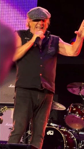 ⚡🎸 AC/DC – This is how 77 feels when you never let go of the mic. Brian Johnson forever