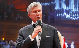 Legendary ring announcer Michael Buffer endorses current WWE personality