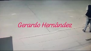 #IRAPUATO 🔴|🎥| A mano armada dos "motorratones" robaron sus pertenencias a una mujer que iba con su hijo, los hechos ocurrieron alrededor de la 1:00 de la tarde de este domingo 14 de enero en la Avenida Mariano Abasolo, a la altura de la farmacia Similares, la mujer estaba esperando el transporte público, cuando ocurrió el asalto, la víctima fue jaloneada por uno de los ladrones. Estos "motorrateros" han cometido infinidad de asaltos a mano armada, la mayoría de las víctimas, son mujeres, los 