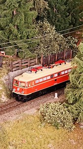 Österreichische Ingenieurskunst auf der Schiene. Die ÖBB 1042 687-2 – kraftvoll, zuverlässig und bis heute ein Symbol für präzise Technik. Auf unserer Anlage zeigt sie ihre ganze Eleganz und Detailliebe – ein echter Klassiker der Alpenrepublik. Artikel-Nr.: 7500201, 7510201, 7520201 #ROCO #ÖBB #Modellbahn #H0 #modelleisenbahn | Roco.cc