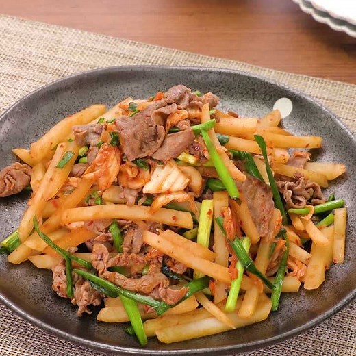 がっつり味の♪ 牛肉とじゃがいものキムチ炒めのレシピ動画・作り方 | デリッシュキッチン