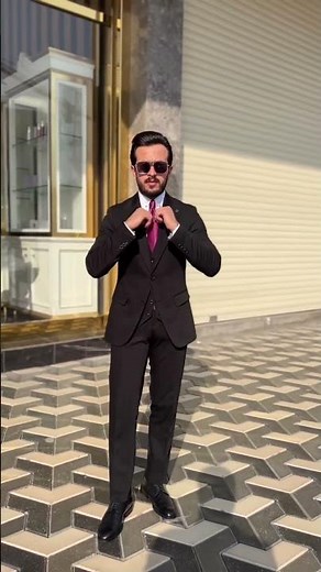 Cómo lucir un traje negro con estilo: Consejos de moda para hombres