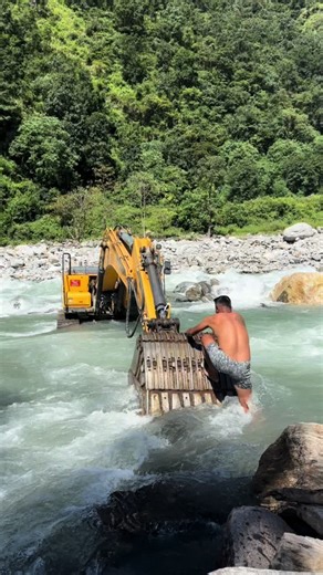 Khola ko bichma dojar ko chain chutepaxi 😂😂#keepsupporting #foryoupage @Urken Lama365