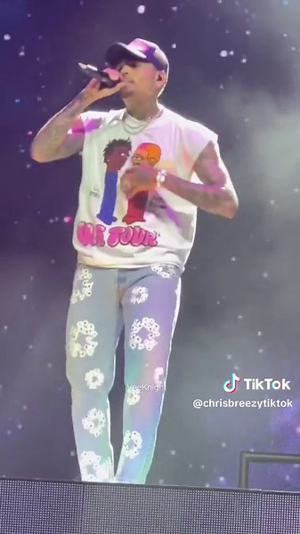 Chris Brown - Back To Sleep 🖤🎶 #chirsbrown #chrisbrownofficial #teambreezy #chrisbrownfan #chrisbrowntiktok #backtosleep #liveperformance #foryou #fyp