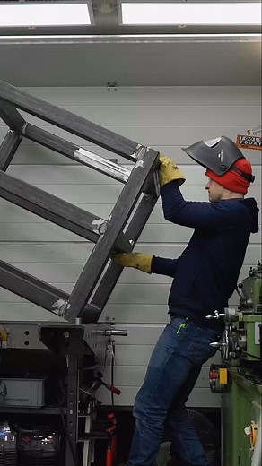 Tijdens het bouwen draag ik de Redbrick werkschoenen uit hun Boots-collectie. Comfortabel, stevig én ze zien er ook nog eens goed uit in de werkplaats! Check de collectie hier: https://redbrick.eu/collections/redbrick-boots-collectie En wil je de hele aflevering zien? Die staat nu live op mijn YouTube-kanaal! | The practical engineer