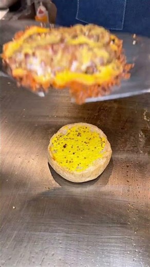 国産牛100%パティ2枚にチェダーチーズ2枚、さらにビアチーズを4枚使ったチーズ尽くしのハンバーガー。肉食あふれるパティにチーズのコクがキレのあるビールと相性抜群！