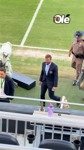 👋🦩 David Beckham, presente en el Chase Stadium para el debut de Inter Miami en MLS Playoffs 2025. 📽️ @fsr.sports | Diario Olé USA MEX