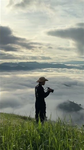 Bên trên là mây, phía dưới là núi, bên trong là những cây xanh tuyệt đẹp, còn mọi người lên trên nú