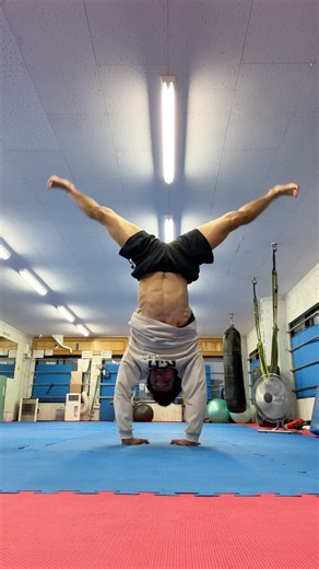 逆立ちで反復横跳び、開閉ジャンプやってみた💪