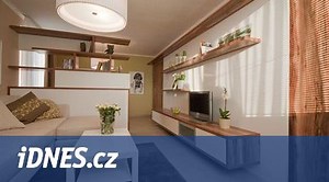 Obývací pokoj v paneláku pro ženu, kterou nosí manžel na rukou - iDNES.cz