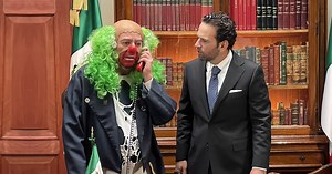 Para conocer a un presidente, hay que ir al lugar donde trabaja, donde ejerce el mando y escribe su “testamento". Brozo y Carlos Loret de Mola estuvieron ahí. #Latinus #InformaciónParaTi | Latinus