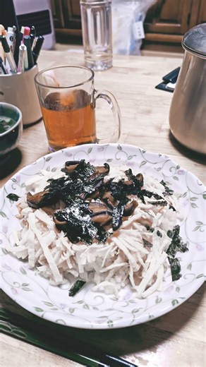晩御飯は、ちらし寿司🍣と干し椎茸と松茸のお吸い物とお茶🍵です。とても美味しそうですね。