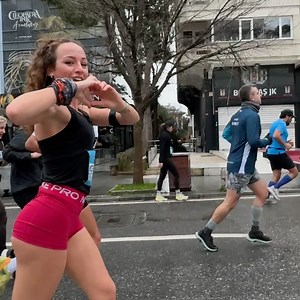 Esma on Instagram: "Henüz 3. ayı tam dolmamış koşu hayatımın 2. yarışında 3 hafta arayla üst üste PB yapmanın haklı gururu inanılmaz ✨ Gerek yarış öncesi antrenman planı gerek yarış sırasında moral, motivasyon, destek ve gerekse yarış sonrası geçirdiğimiz keyifli vakitler paha biçilemez. İyi ki Beat Run Crew 🧡 Ekip enerjisi gerçekten insanı çok daha ileriye taşıyor o yüzden her zaman #trustyourcrew 💪🏻 Hep beraber daha nice yarışlara ekip…"