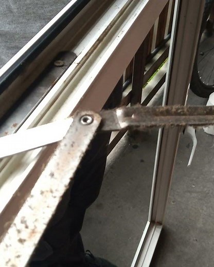 Upvc window friction hinge faulty / repair (subtitled)