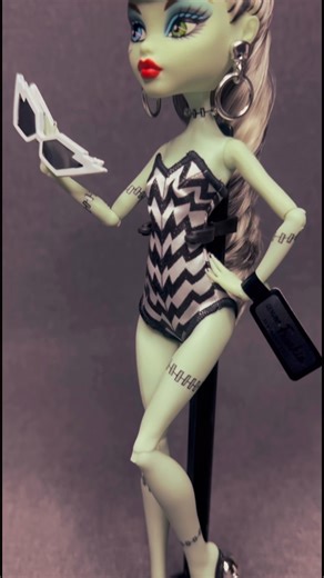 Video Nostalgia de la Nueva Monster High X Barbie Frankie en mano… es una Chulada 🤩🤩🤩 Créditos para inkdplastic IG #monsterhighdolls #fashion #fashiondoll #monsterhigh #dolls #collectors #barbie | Ghoulish Store