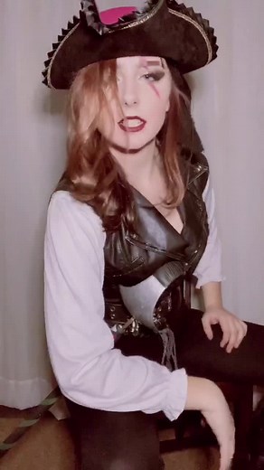 Some more Birate for ya! 💚 #pirate #WorkingAtHome #birate #seashanty #transition I do know fencing basics, for those who keep askin! ☺️