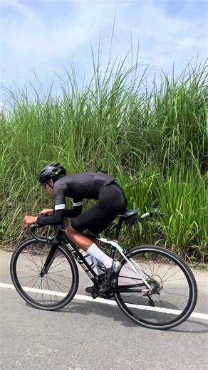 Cycling Video Compilation Featuring Exciting Stunts