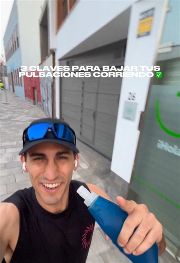 3 claves para bajar tus pulsaciones corriendo. Muchas veces pensamos que para correr con menos pulsaciones solo necesitamos hacer más kilómetros, pero la realidad es que pequeños cambios en tus entrenamientos pueden marcar una diferencia enorme. En este vídeo te cuento 3 consejos que a mí me han ayudado muchísimo a disfrutar más del running y a correr con menos esfuerzo. Al final, el objetivo no es tener las pulsaciones más bajas mañana, sino que dentro de unos meses puedas correr al mismo ritmo