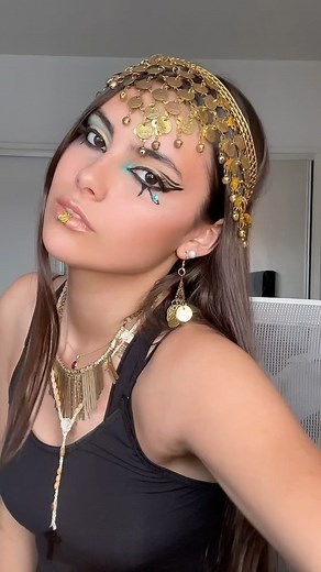 Delfina~ on Instagram: "tutorial maquillaje de cleopatra ✨🕌🐪💕👸🏽 - #halloween #costume #cleopatra"