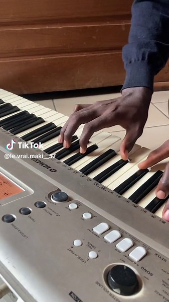 Apprendre le piano avec Mike Kalambay: Intro de Posa Ya Yesu | Piano Tutorial