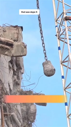 Demolition Excavator: Tearing Down Buildings with Ease