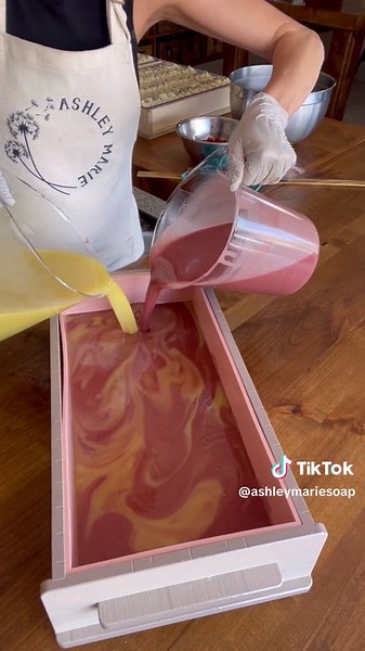 Who’s excited for the summer collection 🌞! Stay tuned cause these bars are a totally different shape than I’ve ever made 🙌. Each season I make four seasonal soaps and I launch them the day the season starts. This year June 20th is the first day of summer and that’s when this collection will launch. This bar is called ‘Pink Lemonade’ and it’s made with a beautiful blend of lemon, litsea cubeba, and a hint of spearmint and basil 🌿. I’m so excited to share this collection with y’all 😊 #artisans