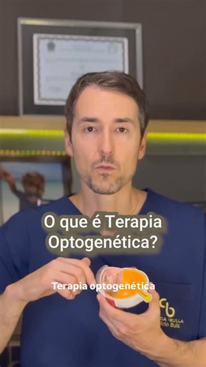 Dr. Mário Bulla - Retina 👓 Oftalmologia on Instagram: "Você sabia que já existem tratamentos capazes de estabilizar a retinose pigmentar e até abrir caminho para uma nova forma de enxergar no futuro? 👀✨ Quando o tratamento é feito no momento certo, ainda com uma visão relativamente preservada, as chances de manter a qualidade visual são muito maiores. A terapia gênica já é uma realidade no Brasil, especialmente em crianças, e tem ajudado muitos pacientes a frear a progressão da doença, mesmo s