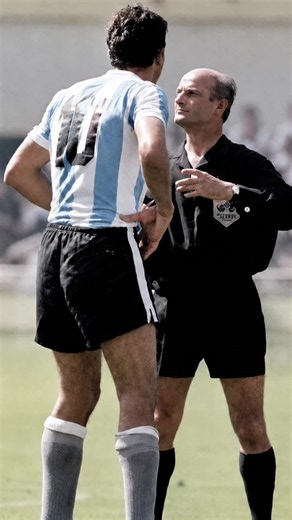 Le scandale qui a inventé les cartons rouge et jaune ! 🟨🟥⚽ L'histoire folle du quart de finale Angleterre-Argentine à la Coupe du Monde 1966 ! 🤯 Un capitaine (Antonio Rattín) qui refuse de sortir du terrain pendant 10 minutes, la police qui intervient, un arbitre allemand qui ne parle ni anglais ni espagnol... et les frères Charlton qui découvrent leurs sanctions dans le journal le lendemain matin ! 🗞️ C'est ce chaos total et un simple feu de signalisation qui ont forcé Ken Aston et sa femme