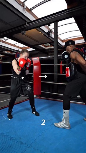 The cross is a weapon of precision. 🎯 Head or body it only works when balance, power, and defense move together. Train the fundamentals. Correct the mistakes. Build the habits that win fights. 🥊🔥 Which one do you practice more: Cross to the Head or Cross to the Body? Drop your answer below 👇 : : : #boxing 🥊 #boxinglife 💥 #discipline 🔥 #training 💪🏽 #cross 👊🏽 #punch ✅ | Boxen Peters Box-Team