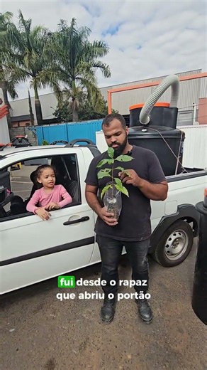 Senhor José saindo com seu Super Biodigestor de 1000L