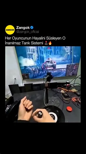 Zangok on Instagram: "Bir oyunu sadece “oynamak” ile onu “yaşamak” arasındaki farkı görmek üzeresiniz. Bu kurulum, bir oyuncunun odasında ulaşabileceği son nokta olabilir. 🤯 Simülasyon oyunları tutkunları için bu sadece bir ekran ve joystick değil; adeta bir kokpit. Videoda gördüğünüz sistem, oyunun içindeki mekaniği fiziksel dünyaya taşıyor. Mermiyi namluya sürerken hissettiğiniz o ağırlık ve metalin sesi, beyninizi gerçekten bir tankın içinde olduğunuza inandırıyor. Sadece reflekslerinizi değ