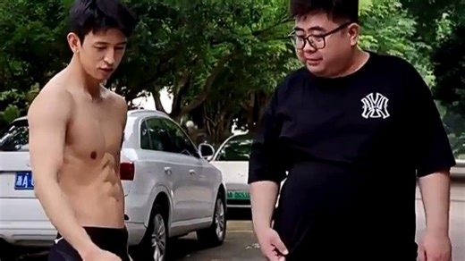 家用锻炼神器：Keep Pro智能健身镜，轻薄机身不占地，高清屏幕跟练不枯燥，小户型也能畅享私教课，每天15分钟，高效燃脂更省心。