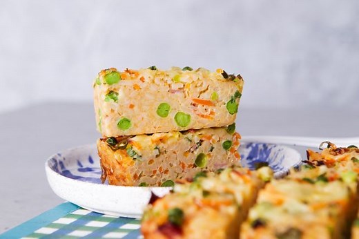 Kids love fried rice so we have turned their fave meal into a slice. It's packed with veggies and is super easy to make, so you'll love it too. Recipe >>> https://bit.ly/44xMtUT | Kidspot