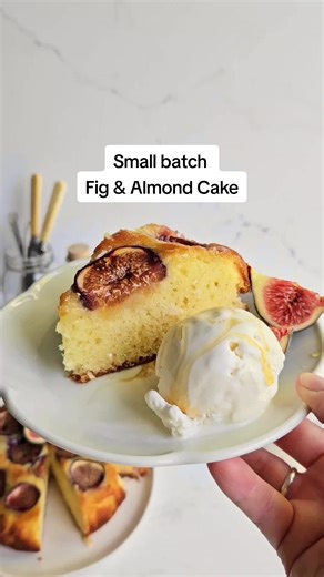 Small batch fig & almond cake😍 Dotted with thick slices of juicy figs, this moist almond cake is delicious served with ice cream (or double thick cream) and a good drizzle of honey. Quick to make, and big enough to serve just 4-6👨‍👩‍👧‍👦 ____________________ INGREDIENTS 4-5 fresh figs, sliced 2 large eggs 80g butter, melted 1/3 cup plain Greek yoghurt 1/2 cup almond flour 1 box @nomubrands MiniMakes Vanilla Cake Batter Mix 2 tbsp honey, slightly warmed METHOD 1. Whisk the eggs until frothy, 