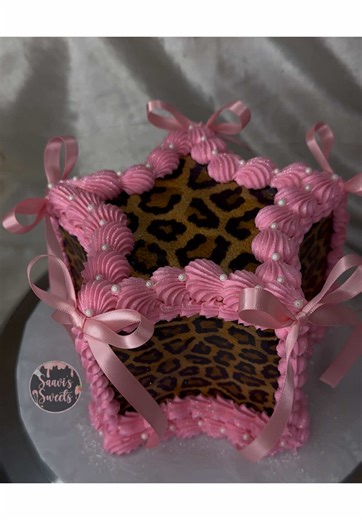 Pink cheetah STAR cake 🐆💗✨ #CheetahCake #StarCake #PinkCake #VintageCake #SaavisSweets