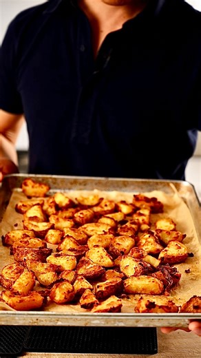 Stop scrolling 😳 these might be the crispiest potatoes on the internet… Golden, spicy, flavour explosion-in-your-mouth perfection — made with just a handful of pantry spices chili oil 🔥🥔 The best part? They taste deep-fried but they’re totally oven-baked. 📌 save this for your next dinner 👯‍♀️ send it to your “we need to cook this” friend ⭐ follow for more ridiculously easy, ridiculously good recipes • 4 russet potatoes, chopped into half moons • 1 tsp garlic powder • 1 tsp onion powder • 1 