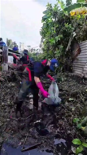 Cleaning the canal, restoring hope #saigonxanh #cleaning #shorts #viral #timelapse #windnet