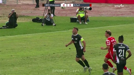 Fußball: FC Rot-Weiß Erfurt gewinnt packendes Spiel in Berlin