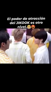 El poder de atracción es así 🧲. Incluso en los pequeños, diminutos momentos, las miradas y los toques no solo se atraen entre sí, sino que también se necesitan mutuamente. 😍💜💛 #jikookforever #jikookmoments | Elizabeth Lopez