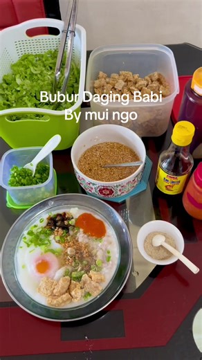 Bubur Daging Babi Kalo tidak suka daging babi bisa di ganti daging ayam disertai kerupuk kulit ayam, tetap enak. #buburdagingbabi #vidiomakananfyp #jangkauansemuaorang