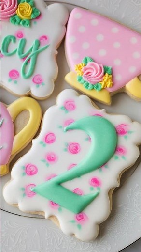 Cookie decorating tutorial for wet on wet roses made with royal icing #cookiedecorating #royalicing