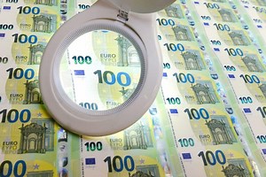 New 100 and 200 euro banknotes are put into circulation