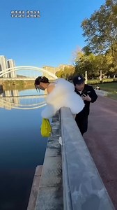 he got himself trapped while bringing the bag 👛 #reels #reaction #fyp #omg #shocking | Net Narrator